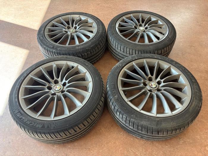 Alfa Romeo Brera Sportvelgenset + banden
