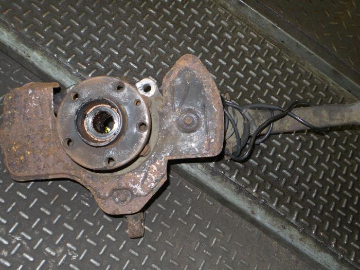 Alfa Romeo 156 Fusee links-voor