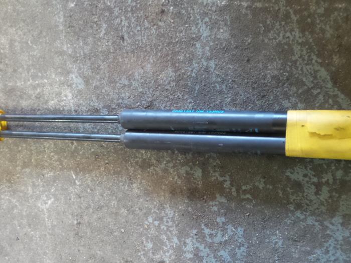 Alfa Romeo GT Gasdemper links-achter