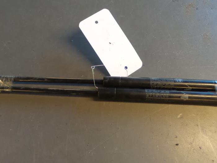 Alfa Romeo Giulietta Gasdemper Motorkap links