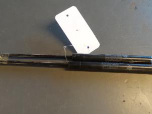 Gebruikte Amortisseur Motorkap links Alfa Romeo Giulietta (940) 1.4 TB 16V MultiAir Prijs € 40,00 Margeregeling aangeboden door A.T.S. van de Wiel