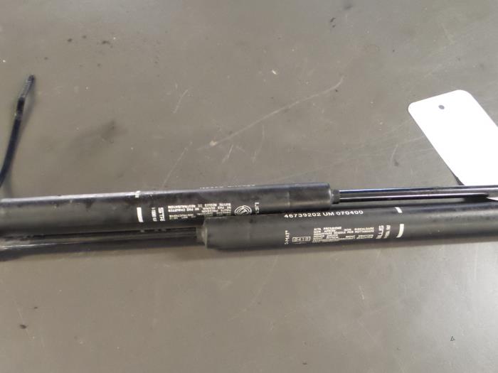 Alfa Romeo 147 Gasdemper Motorkap links