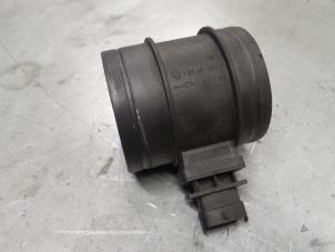 Gebruikte Luchthoeveelheidsmeter Alfa Romeo 159 Sportwagon (939BX) 2.4 JTDm 20V Prijs € 40,00 Margeregeling aangeboden door A.T.S. van de Wiel