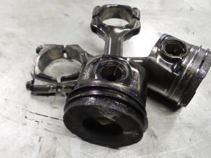 Gebruikte Zuiger Alfa Romeo 159 Sportwagon (939BX) 2.4 JTDm 20V Prijs € 80,00 Margeregeling aangeboden door A.T.S. van de Wiel