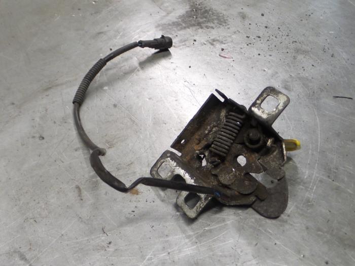 Alfa Romeo Giulietta Slotmechaniek Motorkap