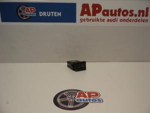 Gebruikte Schakelaar Achteruitverwarming Audi A3 (8L1) 1.8 20V Prijs € 20,00 Margeregeling aangeboden door AP Autos