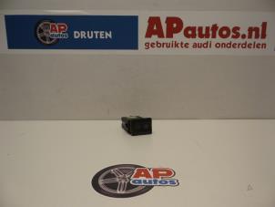 Gebruikte Verwarmingsschakelaar Achterruit Audi A3 (8L1) 1.6 Prijs € 20,00 Margeregeling aangeboden door AP Autos