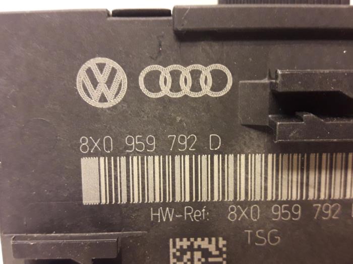 Centrale Deurvergrendelings Module van een Audi A1 (8X1/8XK) 1.6 TDI 16V 2011