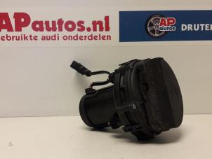 Gebruikte Secundaire Pomp Audi A8 (D2) 3.7 V8 40V Quattro Prijs € 24,99 Margeregeling aangeboden door AP Autos