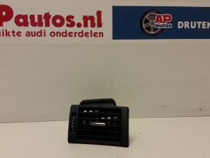 Gebruikte Luchtrooster Dashboard Audi A4 (B7) 2.0 TFSI 20V Prijs € 19,99 Margeregeling aangeboden door AP Autos