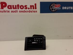 Gebruikte Luchtrooster Dashboard Audi A4 (B7) 2.0 TFSI 20V Prijs € 19,99 Margeregeling aangeboden door AP Autos