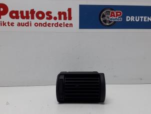 Gebruikte Luchtrooster Dashboard Audi A4 Avant (B5) 2.4 30V Prijs € 14,99 Margeregeling aangeboden door AP Auto's