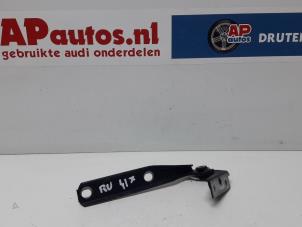 Gebruikte Motorkap Scharnier Audi A4 Avant (B5) 2.4 30V Prijs € 35,00 Margeregeling aangeboden door AP Autos