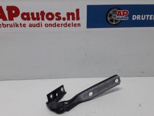 Gebruikte Motorkap Scharnier Audi A4 Avant (B5) 2.4 30V Prijs € 35,00 Margeregeling aangeboden door AP Autos