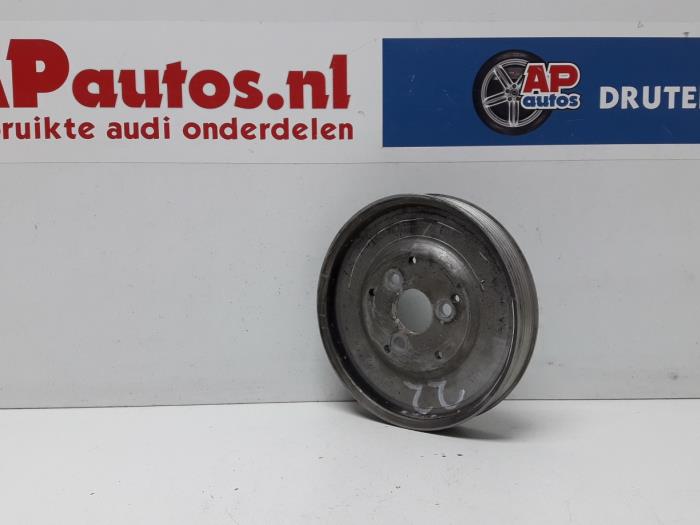 Stuurbekrachtiging Pomp Poelie van een Audi A4 Quattro (B5) 2.4 30V 2000