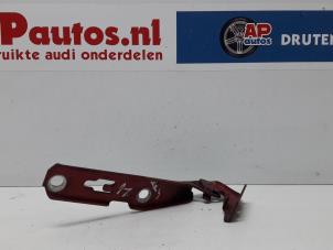Gebruikte Motorkap Scharnier Audi A4 (B7) 2.0 TDI 16V Prijs € 19,99 Margeregeling aangeboden door AP Autos