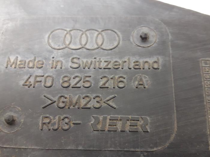 Beschermplaat bodem van een Audi A6 (C6) 3.2 V6 24V FSI 2005