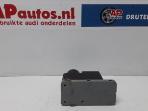 Gebruikte Deurvergrendeling Vacuumpomp Elektrisch Audi Cabrio (B4) 2.0 E Prijs € 49,99 Margeregeling aangeboden door AP Autos