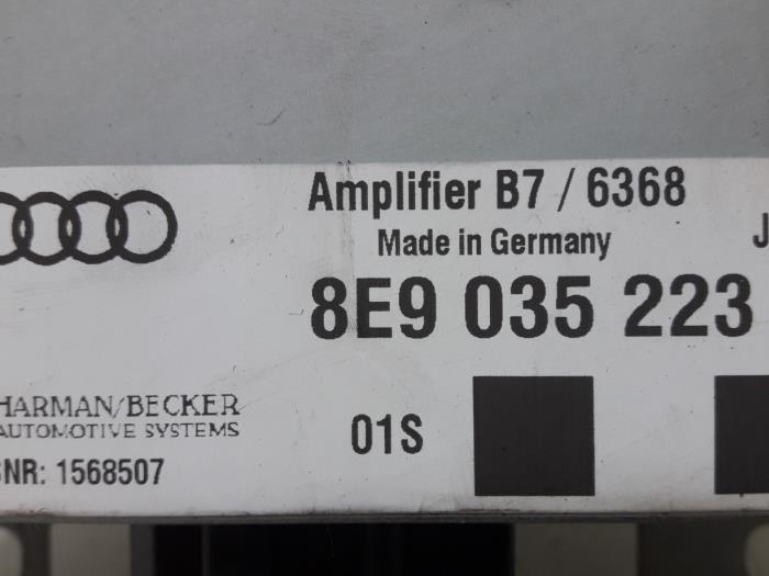 Radio versterker van een Audi A4 Avant (B7) 2.0 TDI 16V 2007