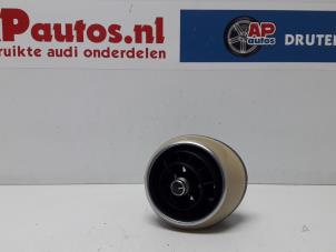 Gebruikte Luchtrooster Dashboard Audi A1 (8X1/8XK) 1.6 TDI 16V Prijs € 9,99 Margeregeling aangeboden door AP Auto's