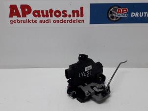 Gebruikte Portierslot Mechaniek 4Deurs links-voor Audi A4 Avant (B6) 2.0 20V Prijs € 35,00 Margeregeling aangeboden door AP Autos