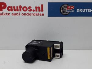Gebruikte Deurvergrendeling Vacuumpomp Elektrisch Audi Cabrio (B4) 2.0 E Prijs € 24,99 Margeregeling aangeboden door AP Autos
