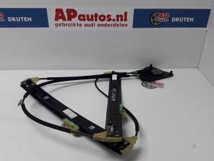Gebruikte Ruitmechaniek 4Deurs links-voor Audi A1 Sportback (8XA/8XF) 1.6 TDI 16V Prijs € 40,00 Margeregeling aangeboden door AP Autos