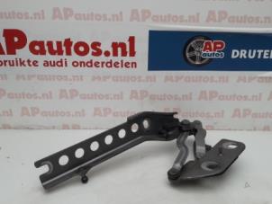 Gebruikte Motorkap Scharnier Audi A8 (D3) 3.7 V8 40V Quattro Prijs € 15,00 Margeregeling aangeboden door AP Autos