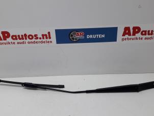 Gebruikte Ruitenwisserarm voor Audi A1 Sportback (8XA/8XF) 1.6 TDI 16V Prijs € 20,00 Margeregeling aangeboden door AP Autos