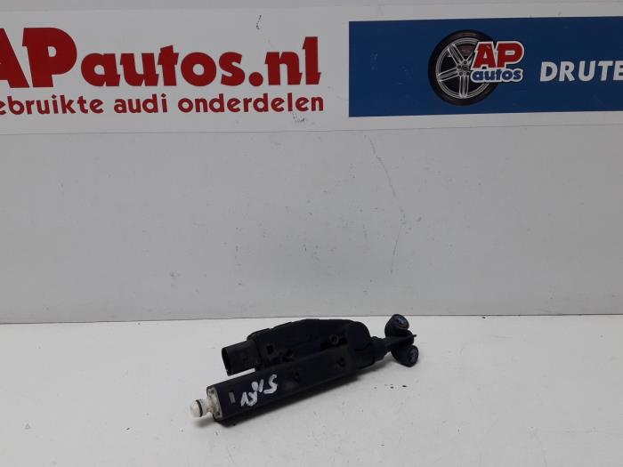 Gebruikte Koplamp Sproeier Audi A8 (D3) 3.7 V8 40V Quattro Prijs € 24,99 Margeregeling aangeboden door AP Auto's