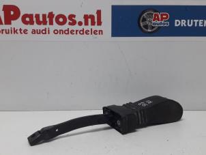Gebruikte Deurvanger 4Deurs rechts-voor Audi A4 Avant (B8) 2.0 TDI 143 16V Prijs € 20,00 Margeregeling aangeboden door AP Autos