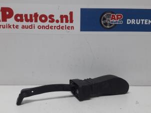 Gebruikte Deurvanger 4Deurs links-voor Audi A4 Avant (B8) 2.0 TDI 143 16V Prijs € 20,00 Margeregeling aangeboden door AP Autos