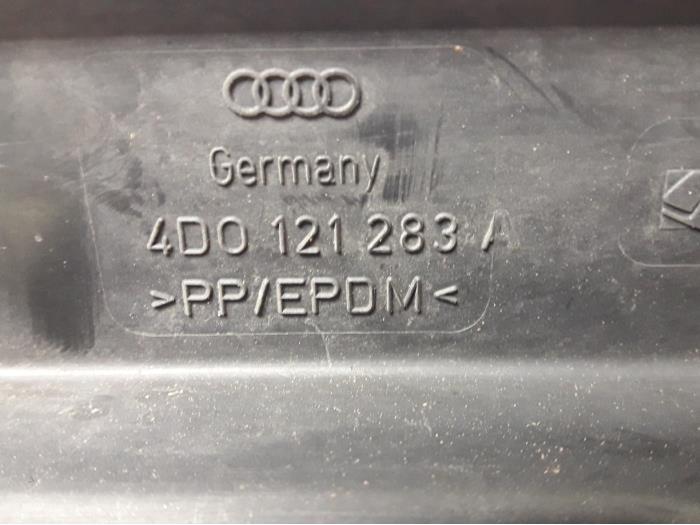 Luchtgeleider van een Audi A8 (D2) 3.7 V8 32V Quattro 1996