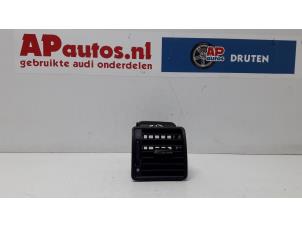 Gebruikte Luchtrooster Dashboard Audi A8 (D2) 3.7 V8 32V Quattro Prijs € 19,99 Margeregeling aangeboden door AP Auto's
