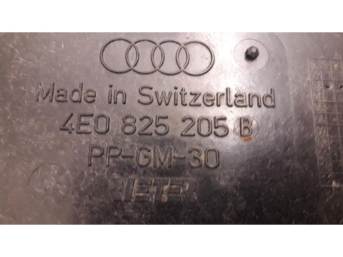 Bodem beschermplaat van een Audi A8 (D3) 3.7 V8 40V Quattro 2003