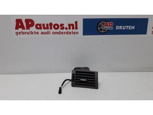 Gebruikte Luchtrooster Dashboard Audi A4 Avant (B7) 2.0 20V Prijs € 14,99 Margeregeling aangeboden door AP Auto's