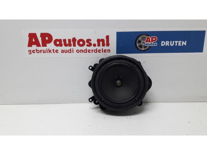 Speaker van een Audi A8 (D3) 3.7 V8 40V Quattro 2003