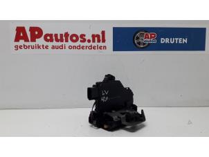 Gebruikte Slotmechaniek Portier 4Deurs links-voor Audi A4 (B6) 2.0 20V Prijs € 35,00 Margeregeling aangeboden door AP Autos