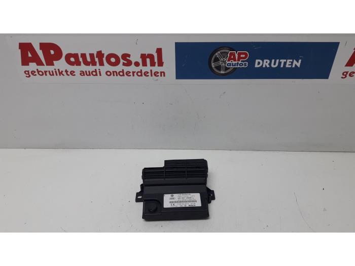 Boordcomputer van een Audi A8 (D3) 3.7 V8 40V Quattro 2003