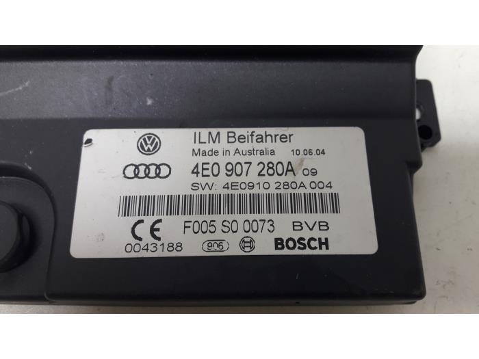 Boordcomputer van een Audi A8 (D3) 3.7 V8 40V Quattro 2003