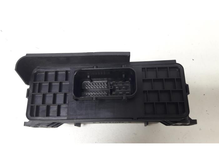 Boordcomputer van een Audi A8 (D3) 3.7 V8 40V Quattro 2003