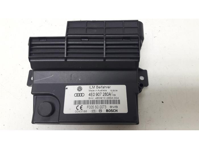 Boordcomputer van een Audi A8 (D3) 3.7 V8 40V Quattro 2003