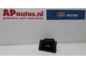 Gebruikte Luchtrooster Dashboard Audi A4 Avant (B6) 2.0 20V Prijs € 14,99 Margeregeling aangeboden door AP Auto's