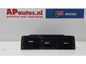 Gebruikte Luchtrooster Dashboard Audi A8 (D2) 2.5 TDI V6 24V Prijs € 19,99 Margeregeling aangeboden door AP Autos