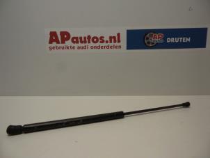 Gebruikte Motorkapdemper links Audi A3 (8L1) 1.6 Prijs € 15,00 Margeregeling aangeboden door AP Autos