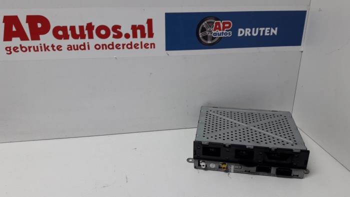 Radio module van een Audi A8 (D3) 6.0 W12 48V Quattro 2004
