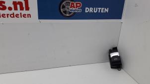 Gebruikte Handrem schakelaar Audi A8 (D3) 6.0 W12 48V Quattro Prijs € 45,00 Margeregeling aangeboden door AP Autos