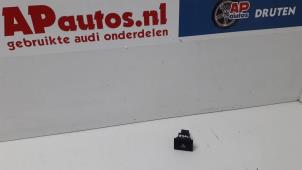 Gebruikte Schakelaar Paniekverlichting Audi A3 (8P1) 1.9 TDI Prijs € 14,99 Margeregeling aangeboden door AP Autos