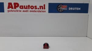 Gebruikte Schakelaar Paniekverlichting Audi A3 (8P1) 1.6 Prijs € 14,99 Margeregeling aangeboden door AP Autos