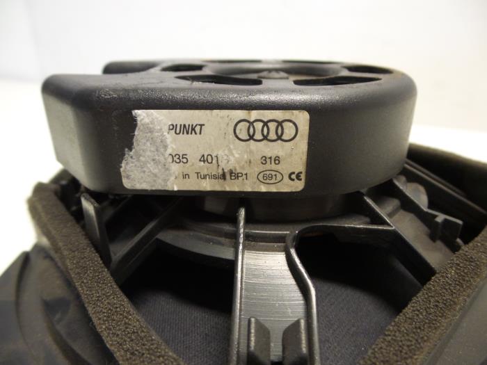 Luidspreker van een Audi TT (8N3) 1.8 20V Turbo Quattro 2001